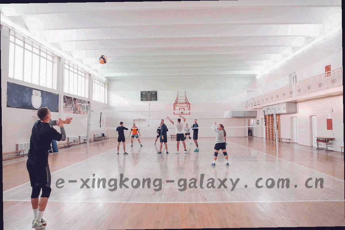 长曝光星轨环绕球场的圆形构图